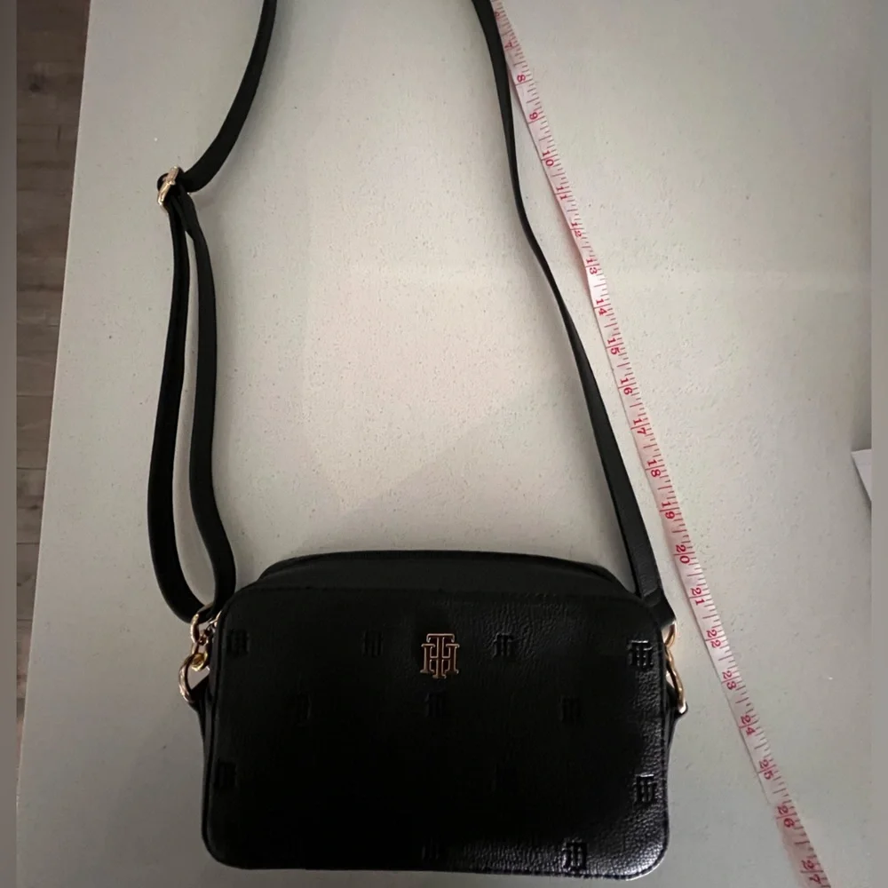 Tommy Hilfiger Women's Camera Crossbody Bag - Black Faux Leather Embossed Logo - Picture 11 of 11